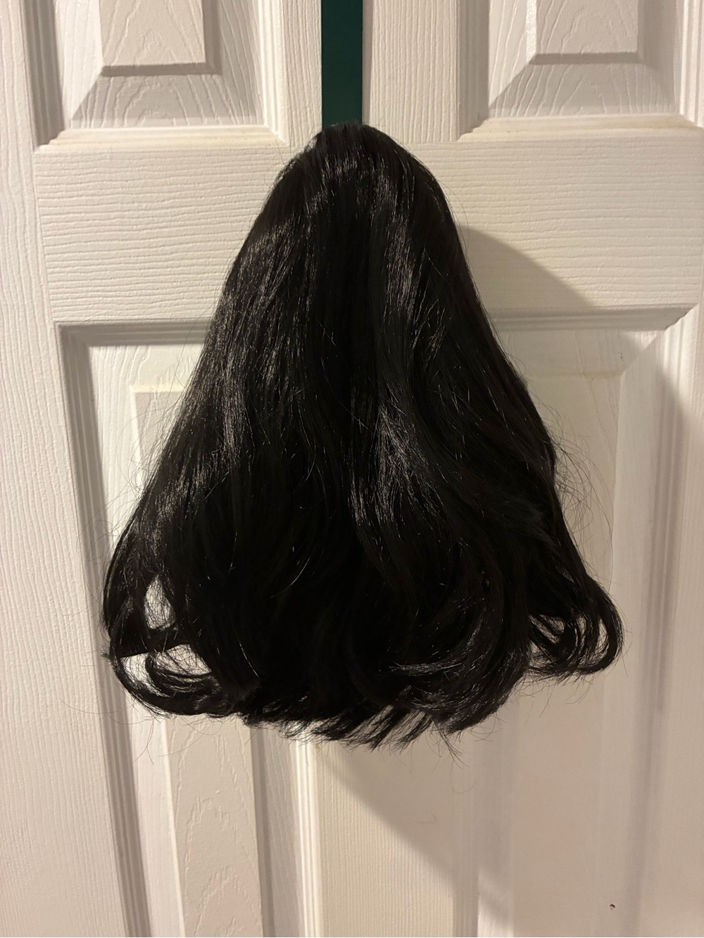Wavy & Shiny Shoulder Length Bob Costume Wig. Clean and Has Never Been Worn. $7